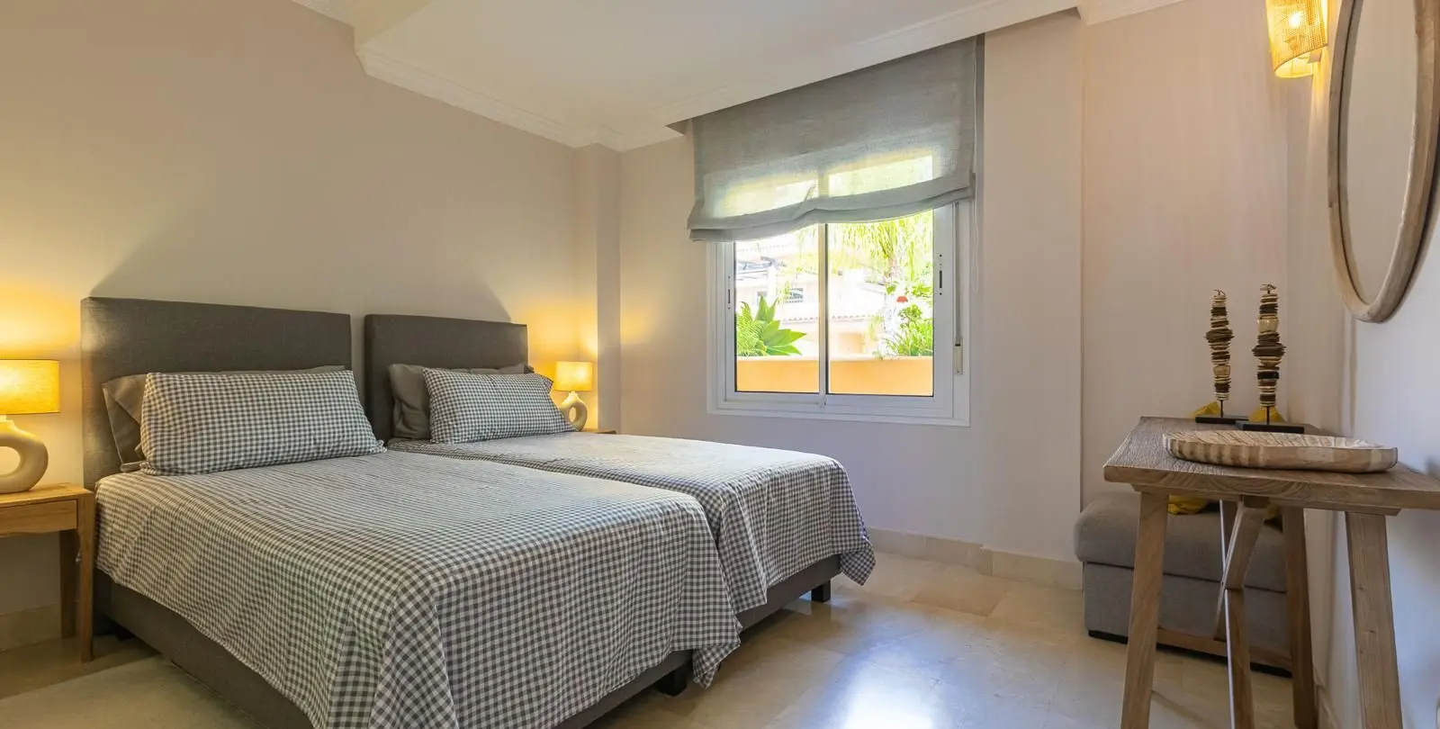 Venta de apartamento en planta media en Nueva Andalucía 10