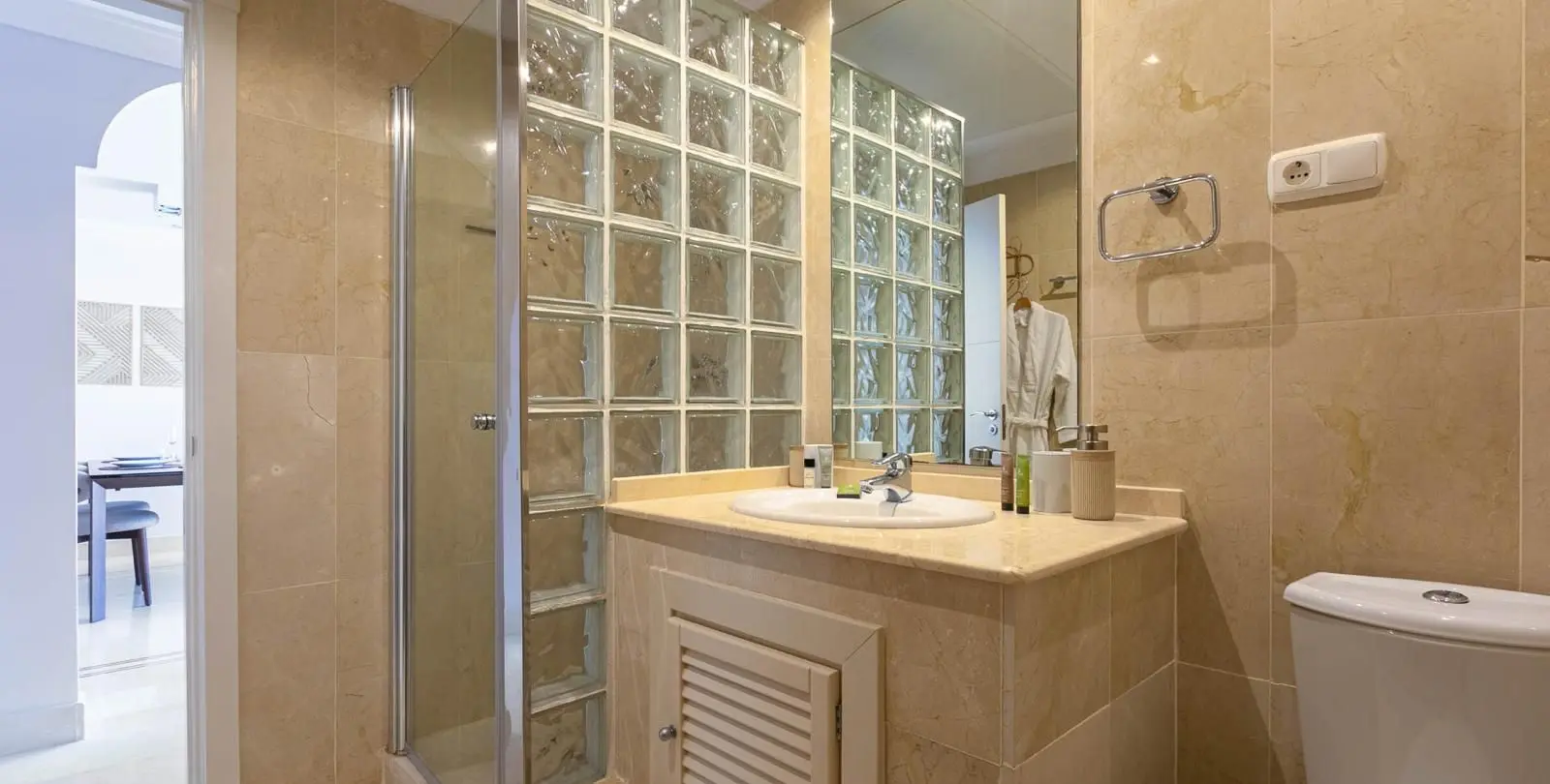 Venta de apartamento en planta media en Nueva Andalucía 11