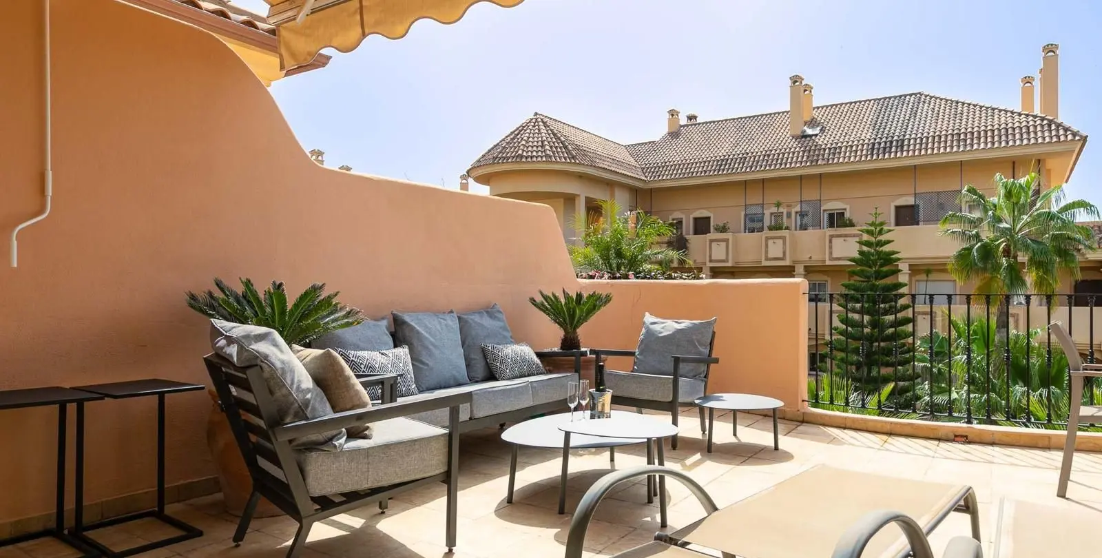 Venta de apartamento en planta media en Nueva Andalucía 14