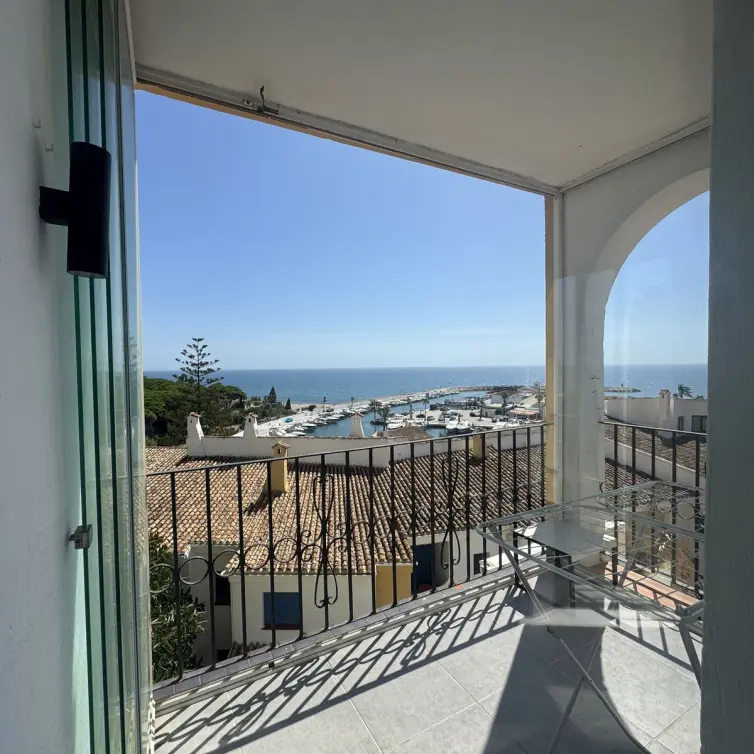 Sale of middle floor apartment in Puerto de Cabopino