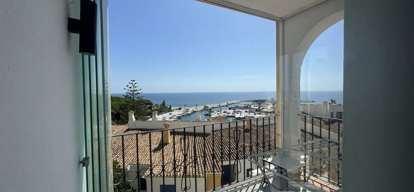 Продажа апартаментов на среднем этаже в Puerto de Cabopino 0