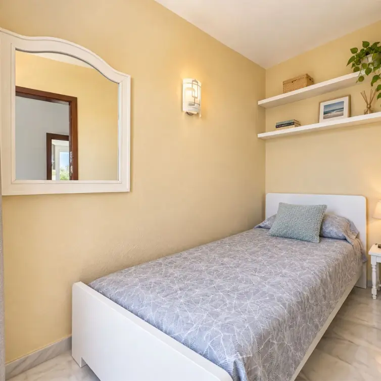 Sale of middle floor apartment in Puerto de Cabopino