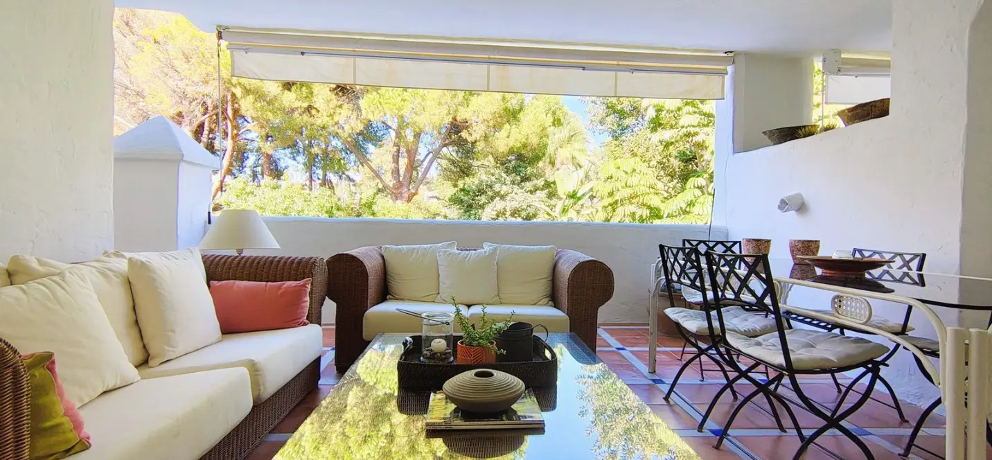 Venta de apartamento en planta media en Guadalmina Baja 2