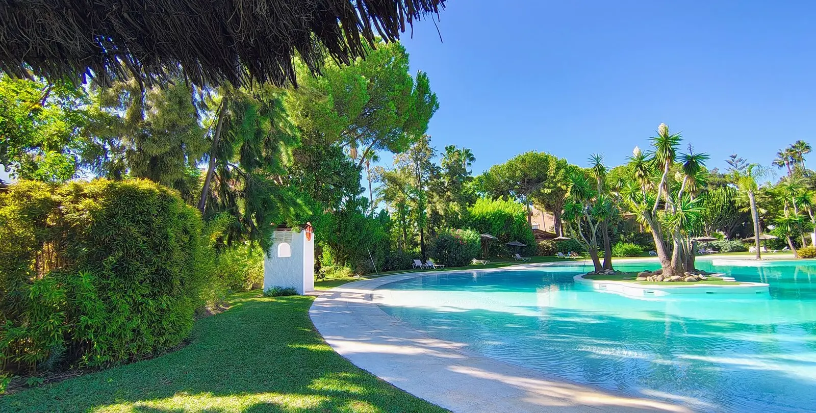 Venta de apartamento en planta media en Guadalmina Baja 21