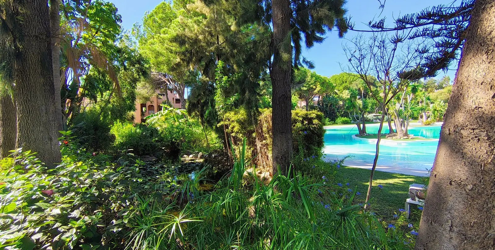 Venta de apartamento en planta media en Guadalmina Baja 23