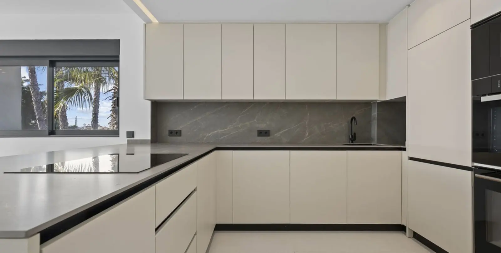 Sale of penthouse duplex in El Paraiso 16