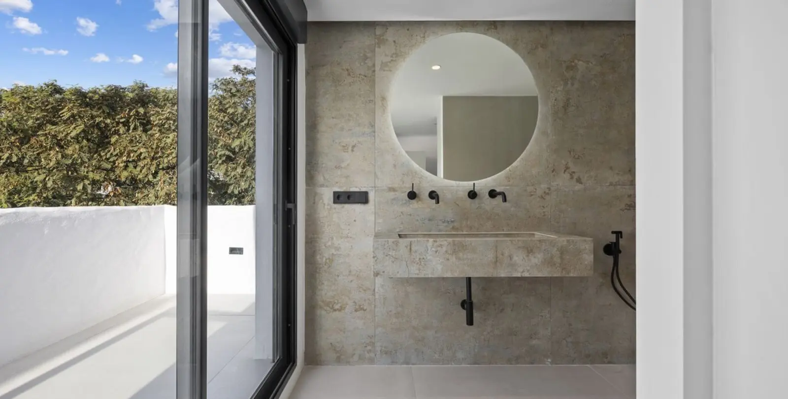 Sale of penthouse duplex in El Paraiso 25