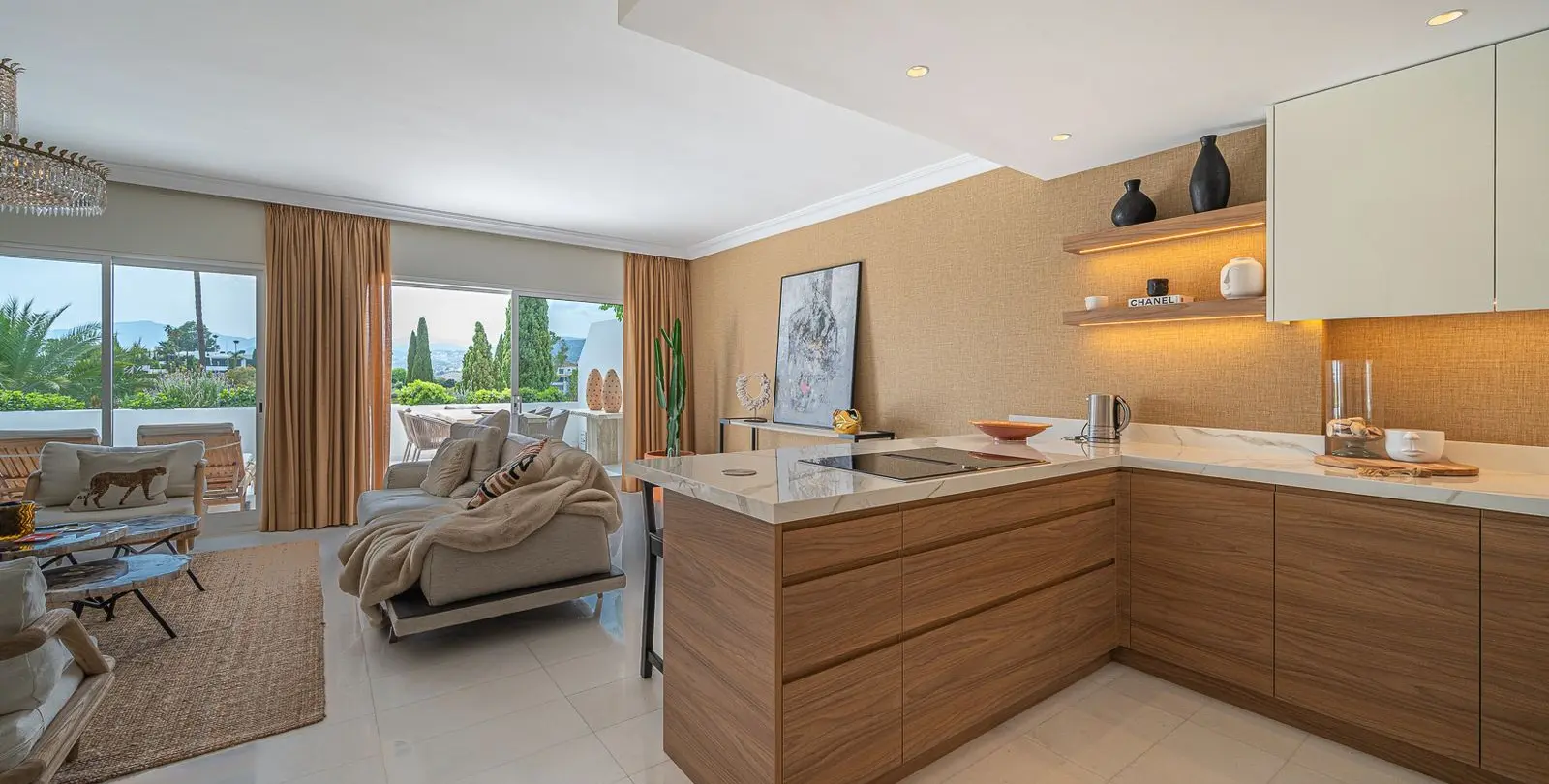 Продажа апартаментов на среднем этаже в The Golden Mile 9