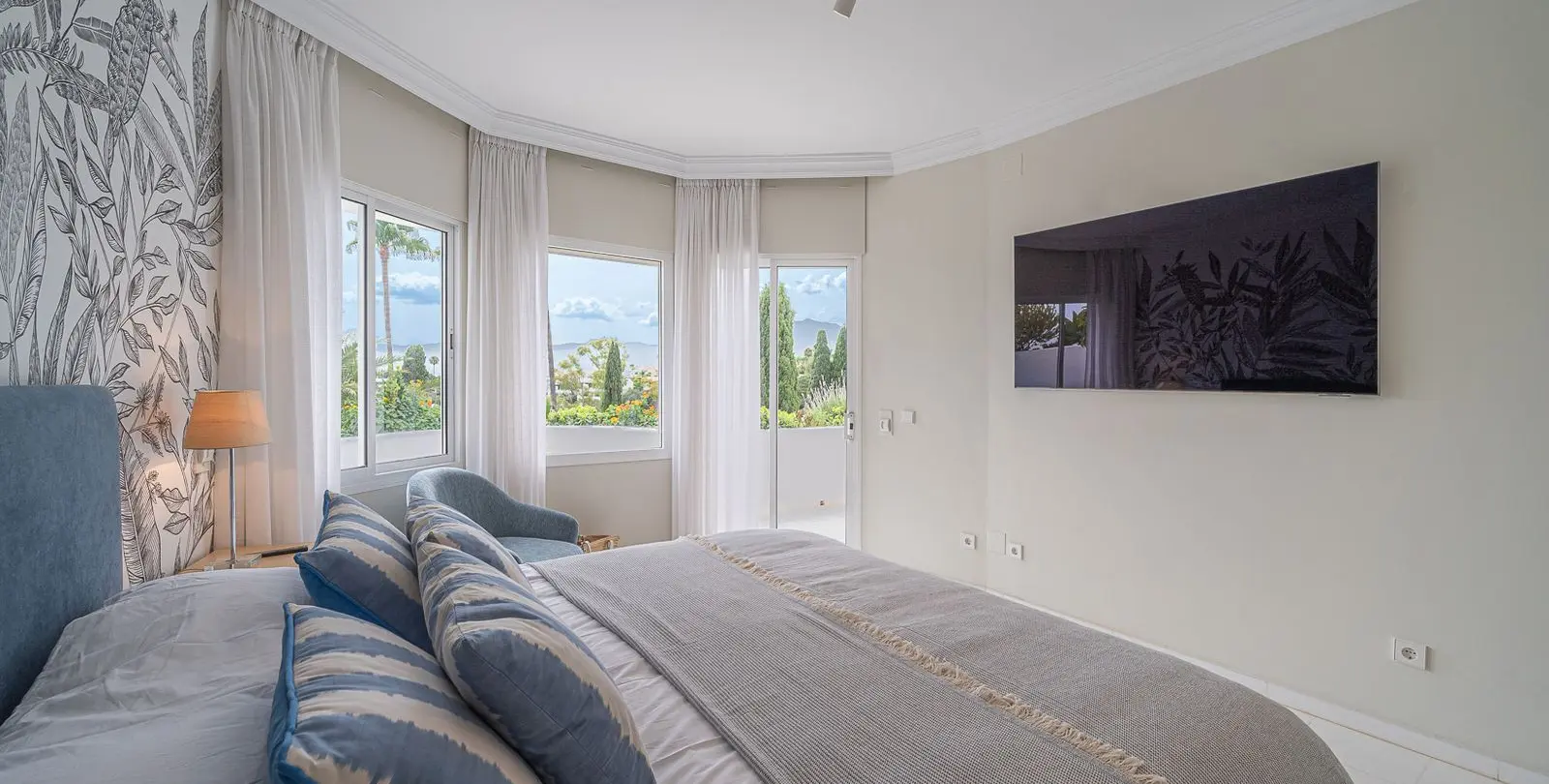 Продажа апартаментов на среднем этаже в The Golden Mile 16