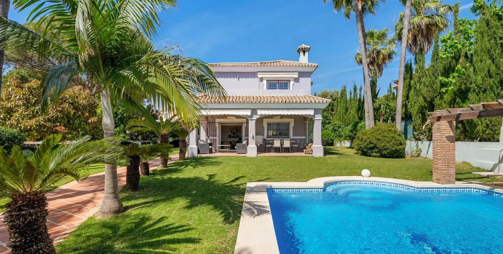 Venta de villa independiente en Estepona 1