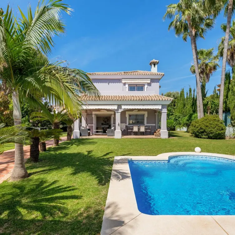 Продажа  отдельно стоящей виллы в Estepona