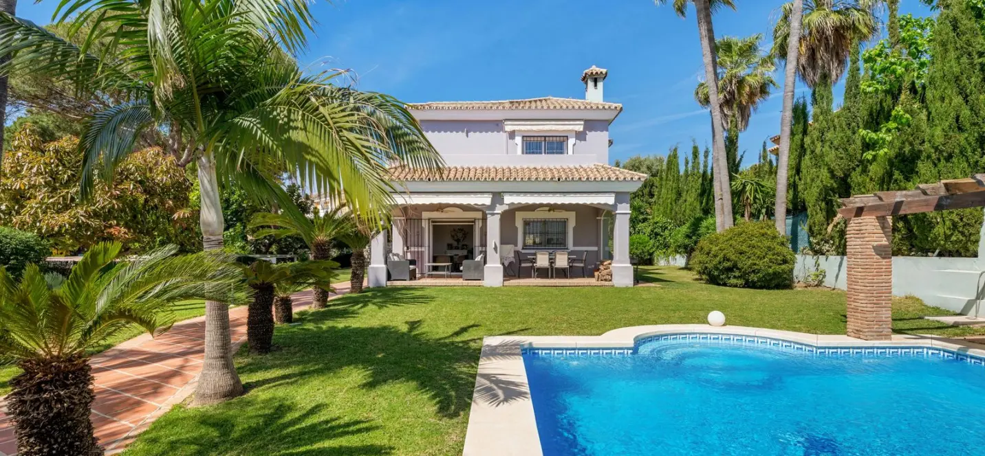 Venta de villa independiente en Estepona 0