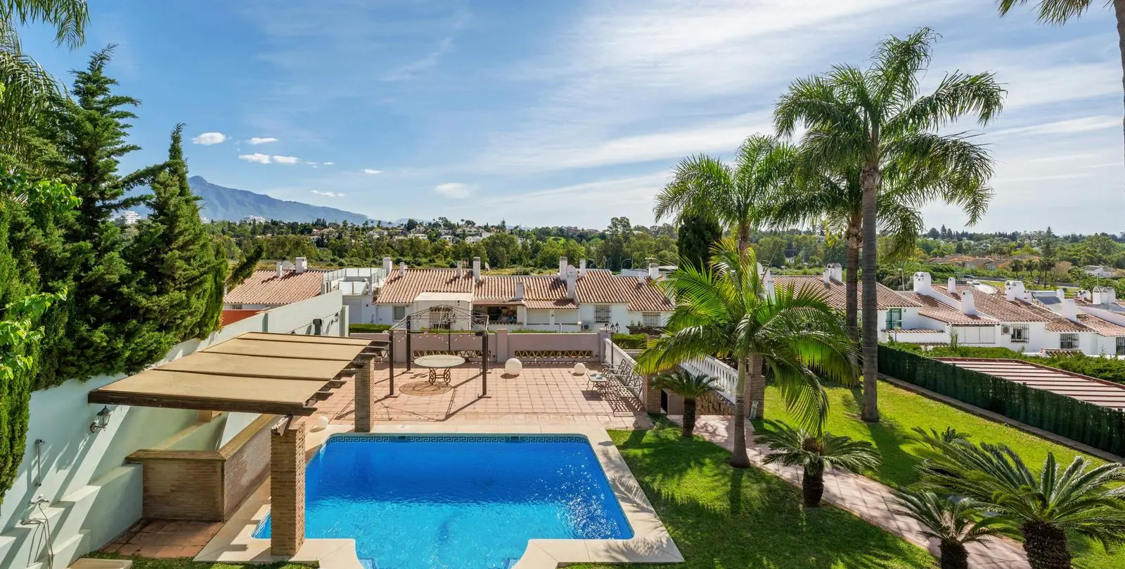 Venta de villa independiente en Estepona 2