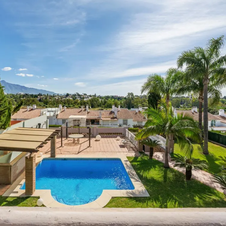 Продажа  отдельно стоящей виллы в Estepona