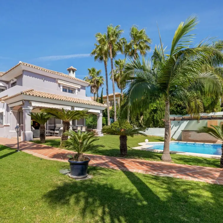 Продажа  отдельно стоящей виллы в Estepona