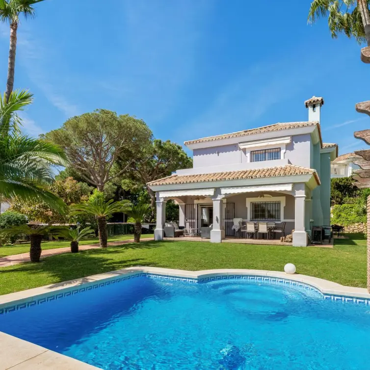 Продажа  отдельно стоящей виллы в Estepona