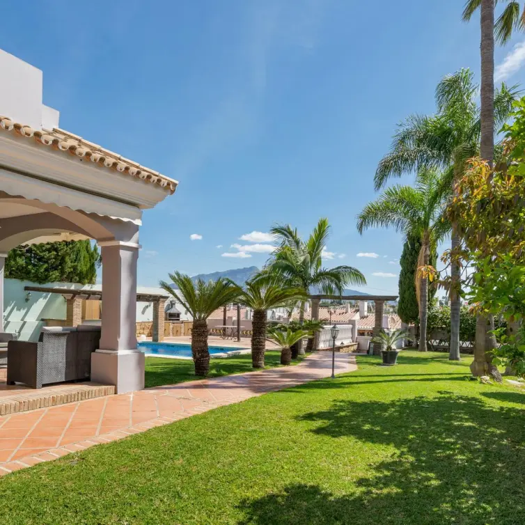 Продажа  отдельно стоящей виллы в Estepona