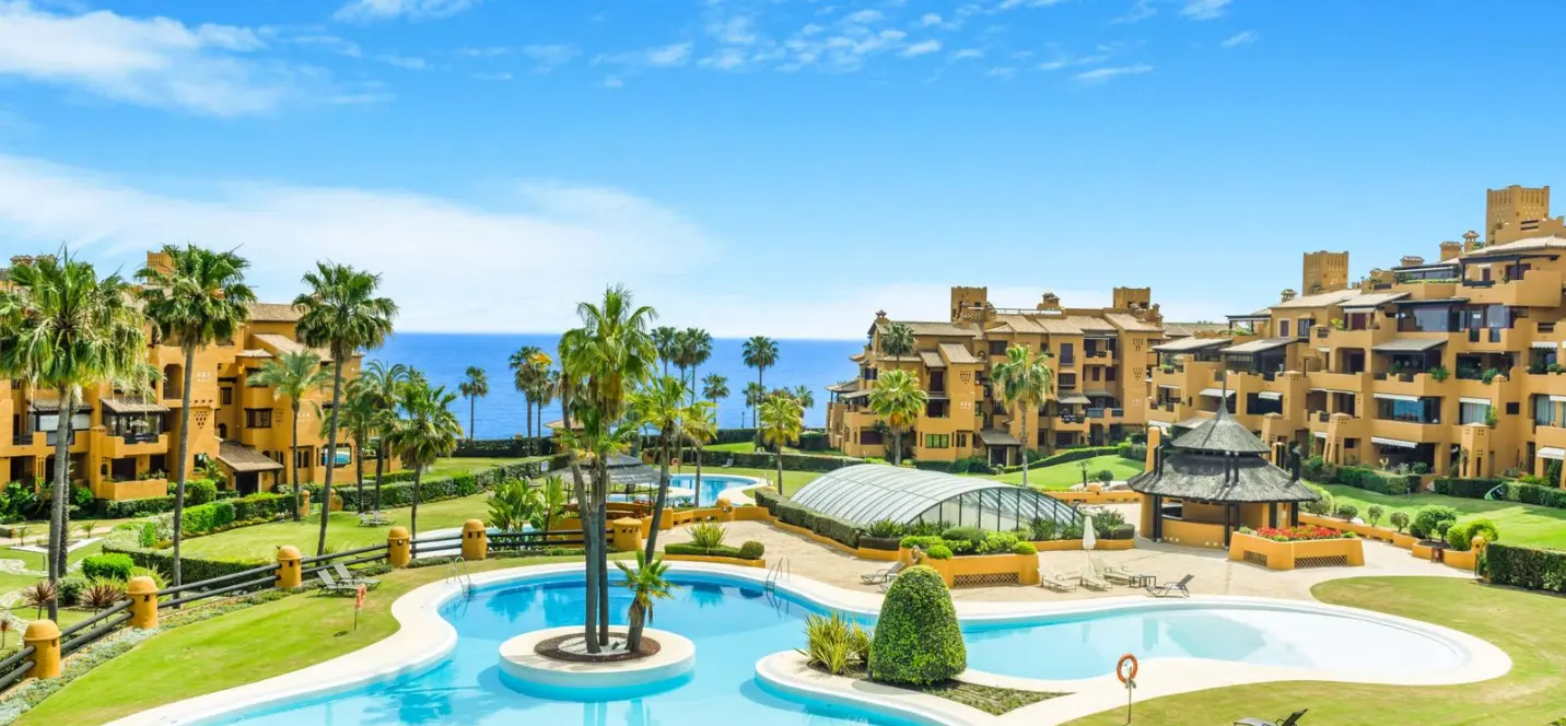 Venta de apartamento en planta media en Estepona 0