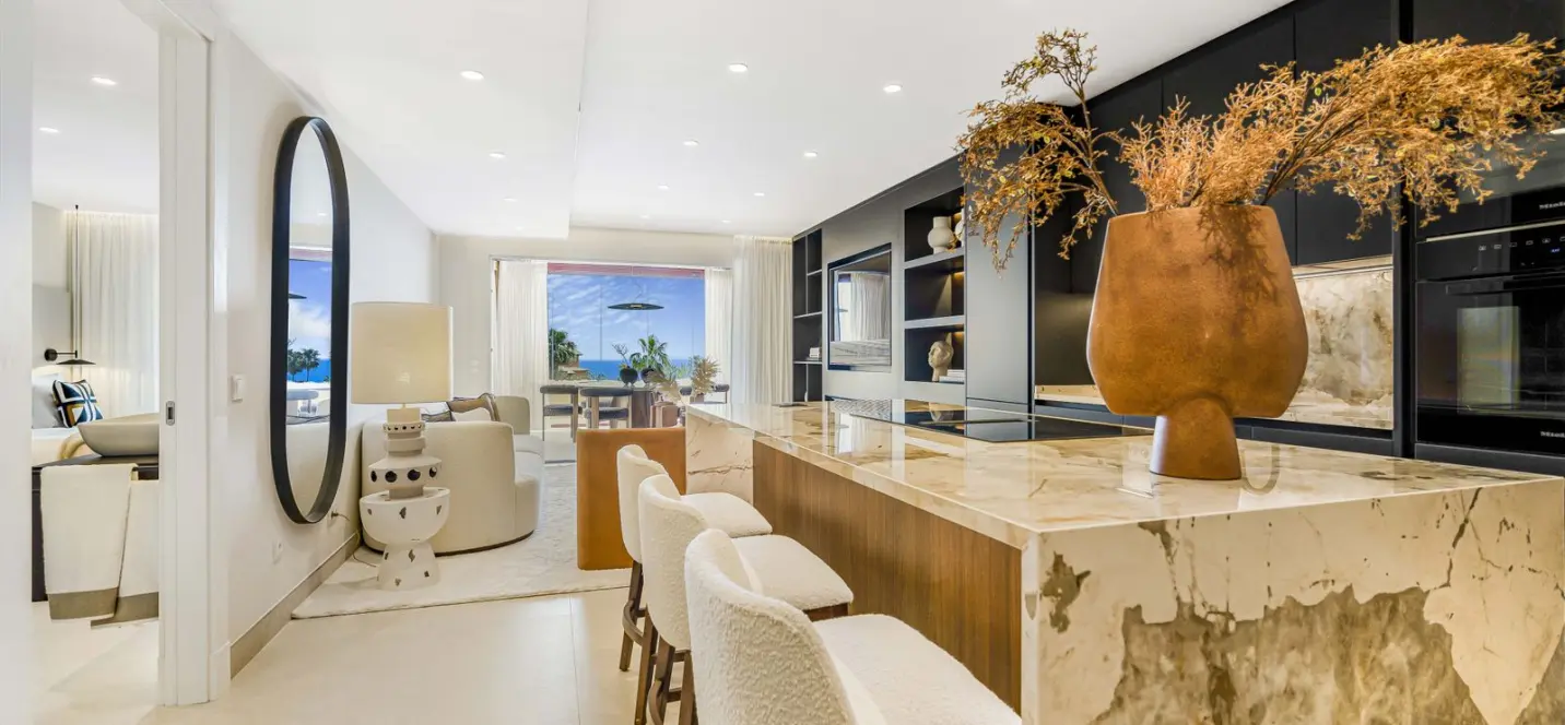 Venta de apartamento en planta media en Estepona 1