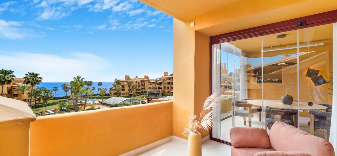 Venta de apartamento en planta media en Estepona 2