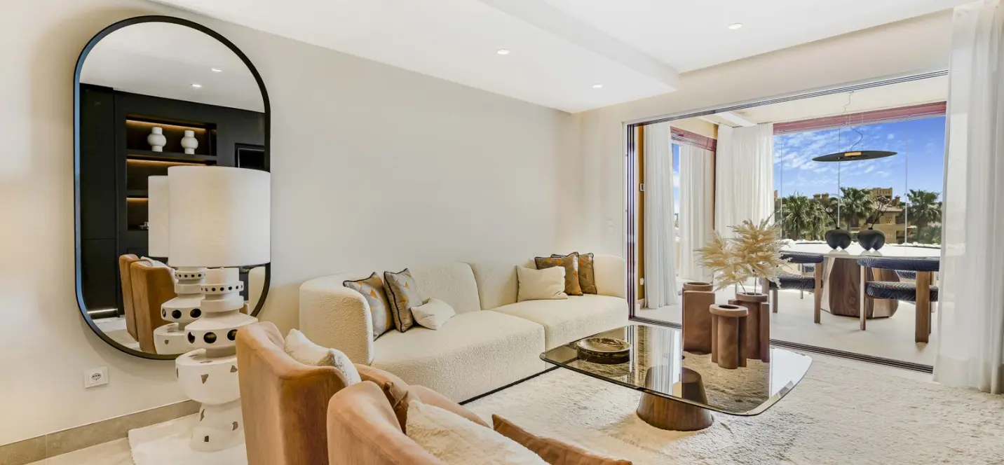 Venta de apartamento en planta media en Estepona 3