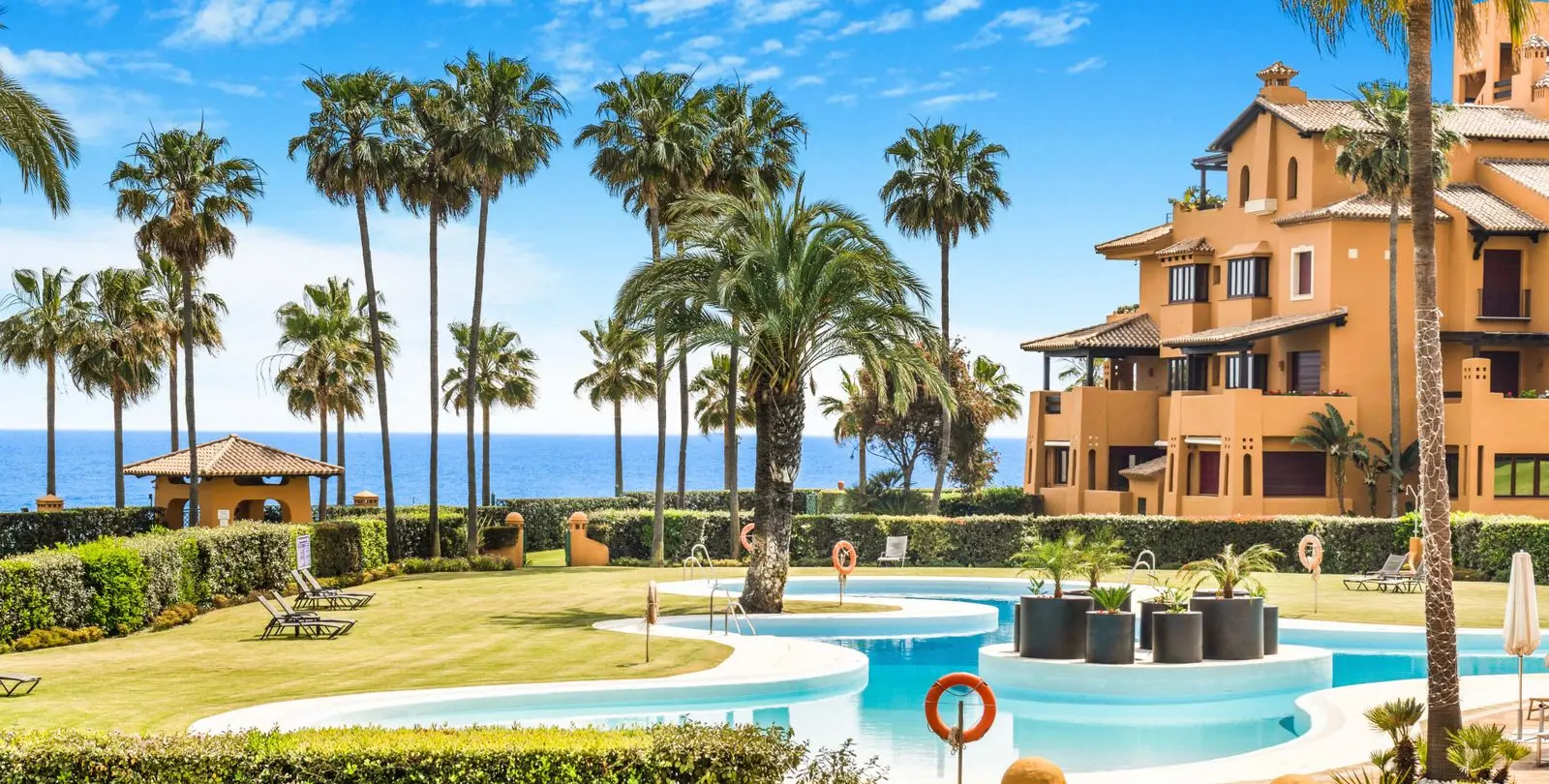 Продажа апартаментов на среднем этаже в Estepona 8
