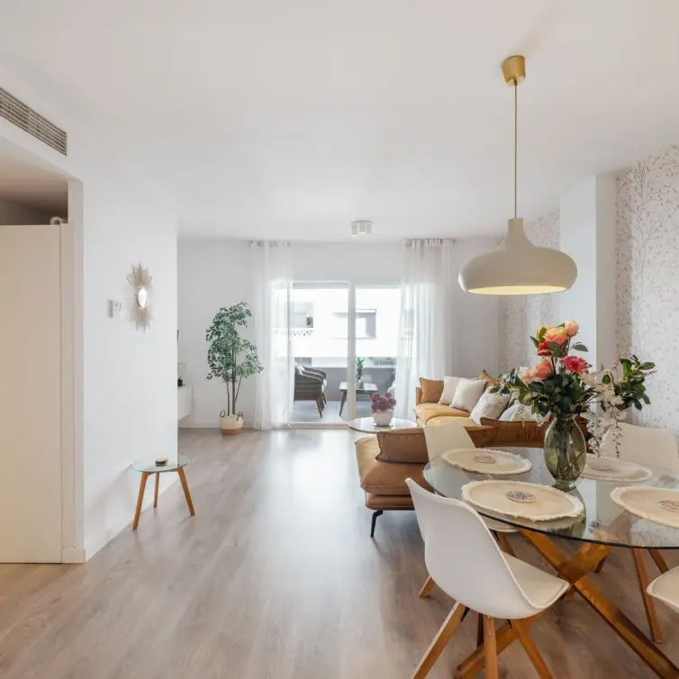 Venta de apartamento en planta media en La Campana
