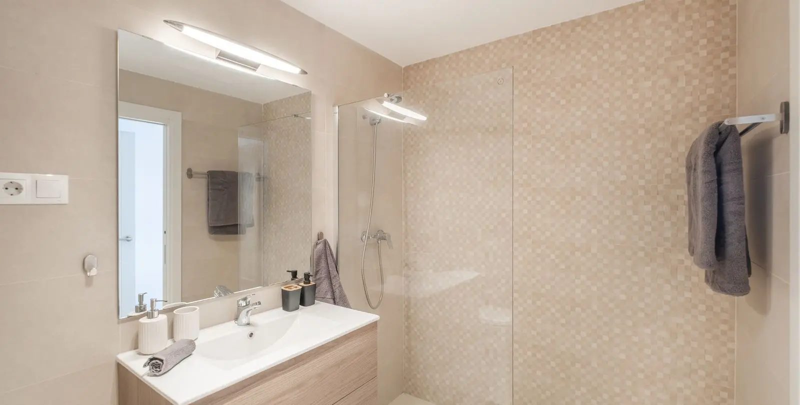 Venta de apartamento en planta media en La Campana 13