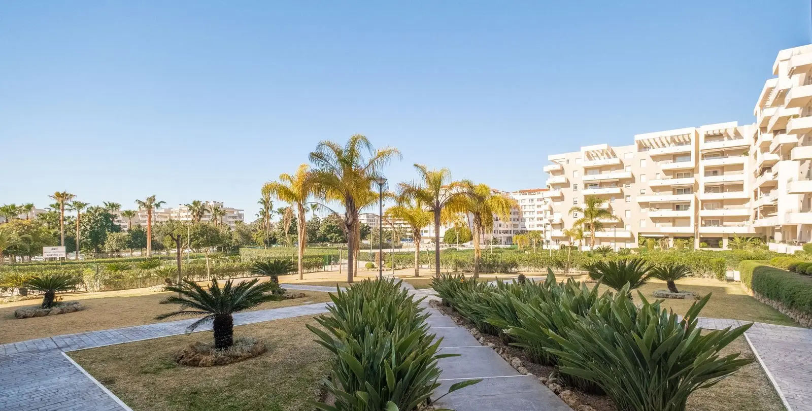 Venta de apartamento en planta media en La Campana 22