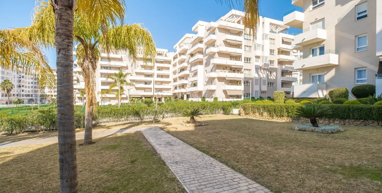 Venta de apartamento en planta media en La Campana 23