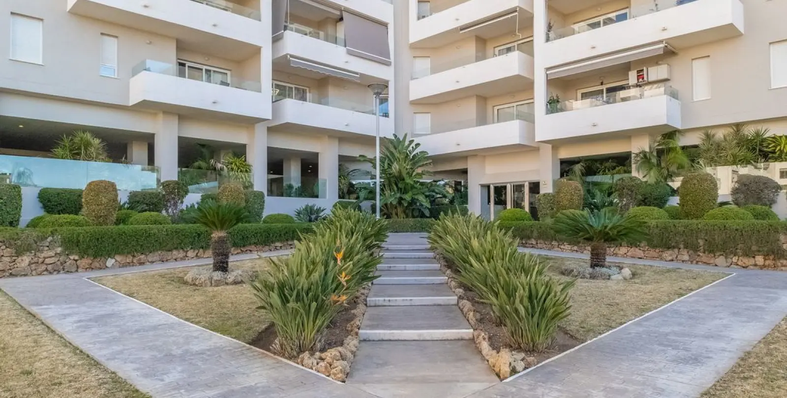 Venta de apartamento en planta media en La Campana 24