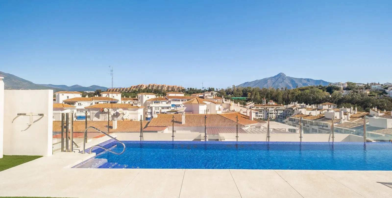Venta de apartamento en planta media en La Campana 25