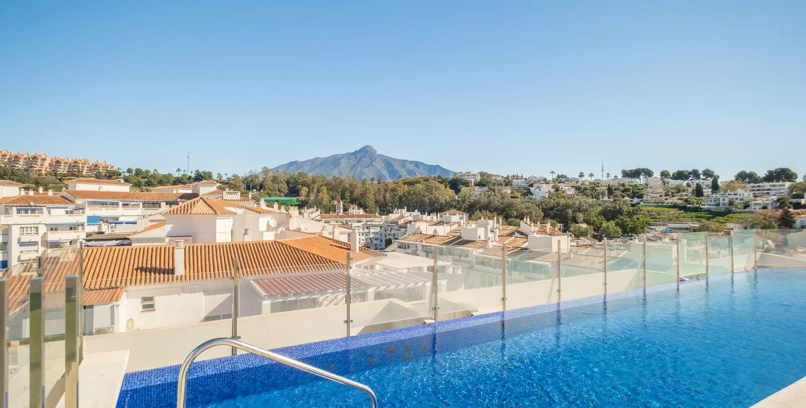 Venta de apartamento en planta media en La Campana 26