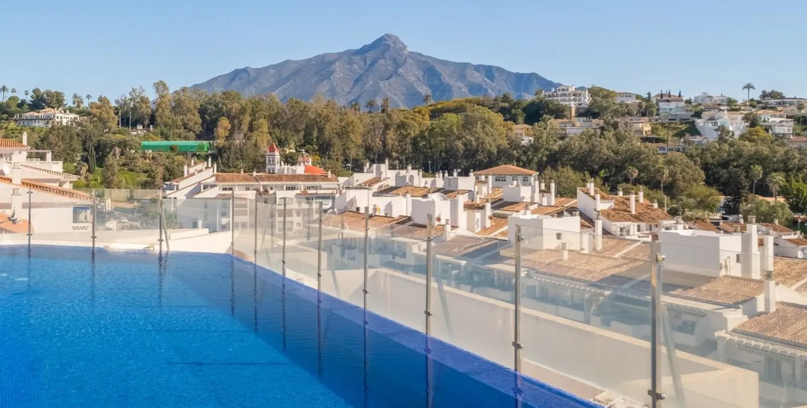Venta de apartamento en planta media en La Campana 28