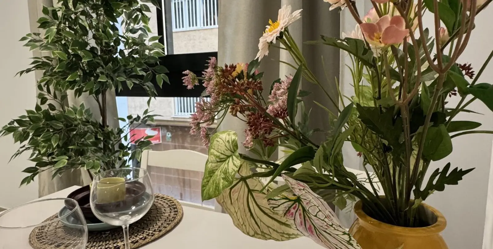 Venta de apartamento en planta media en Estepona 2