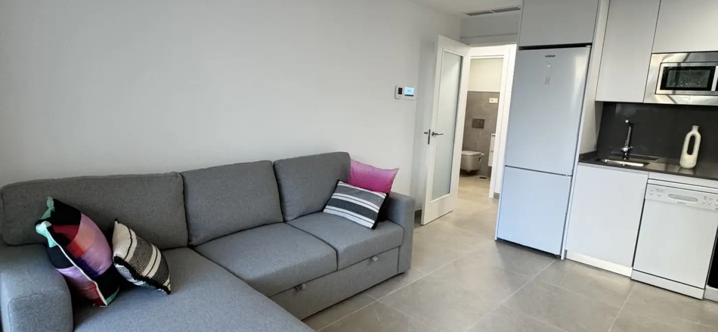 Sale of middle floor apartment in Estepona 2