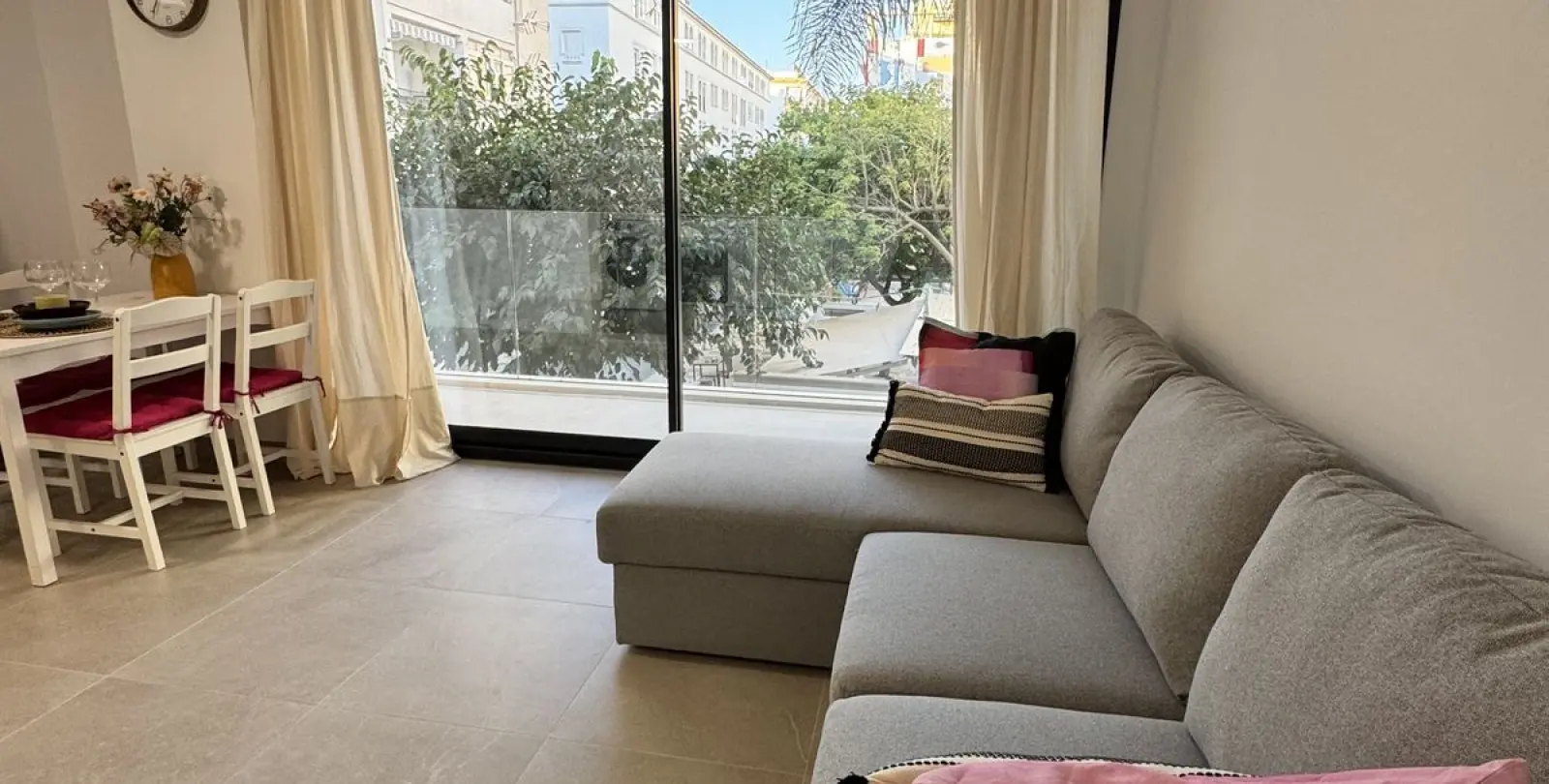 Venta de apartamento en planta media en Estepona 10