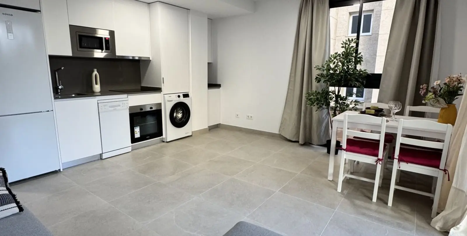Venta de apartamento en planta media en Estepona 12