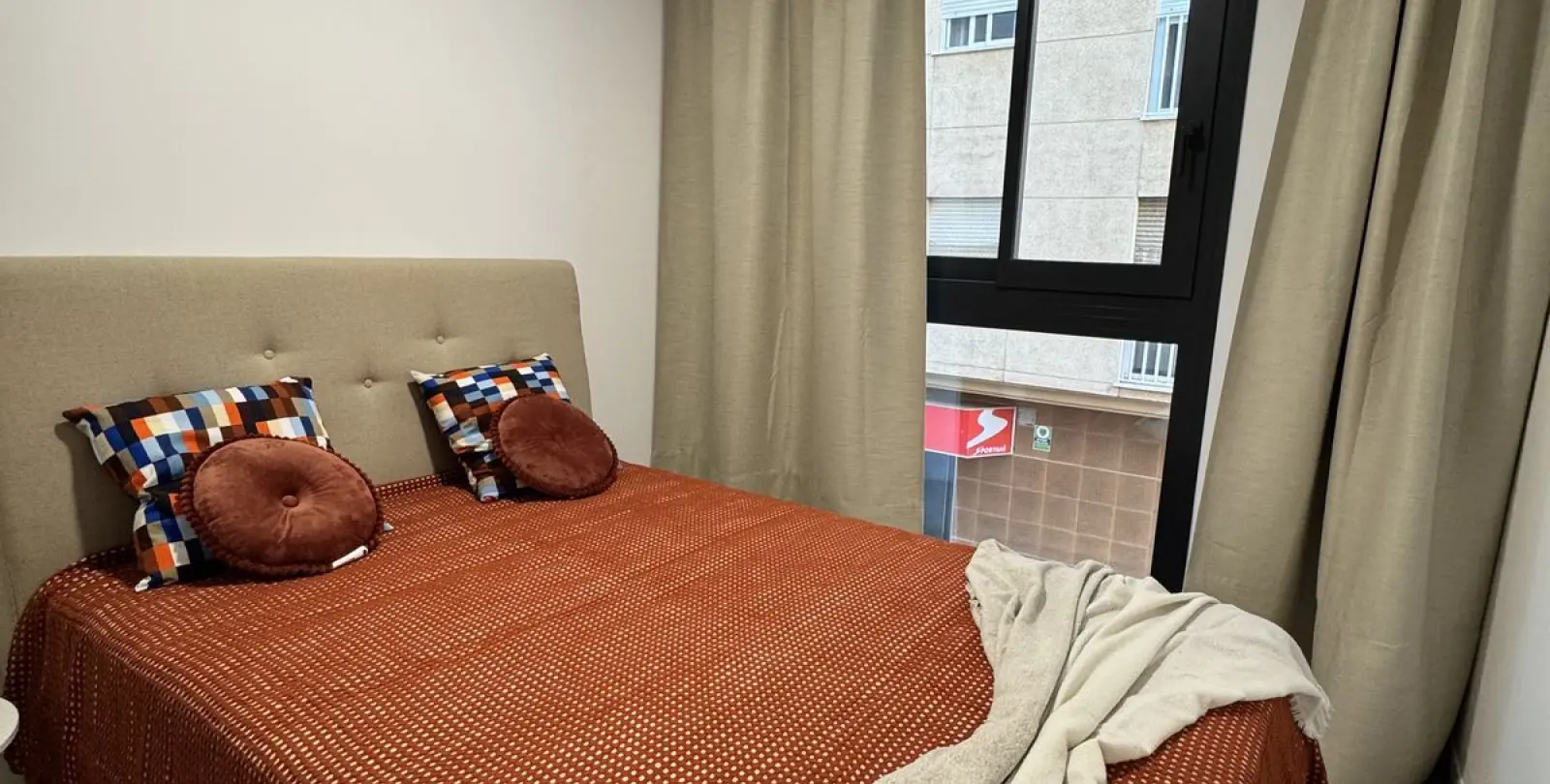 Venta de apartamento en planta media en Estepona 18