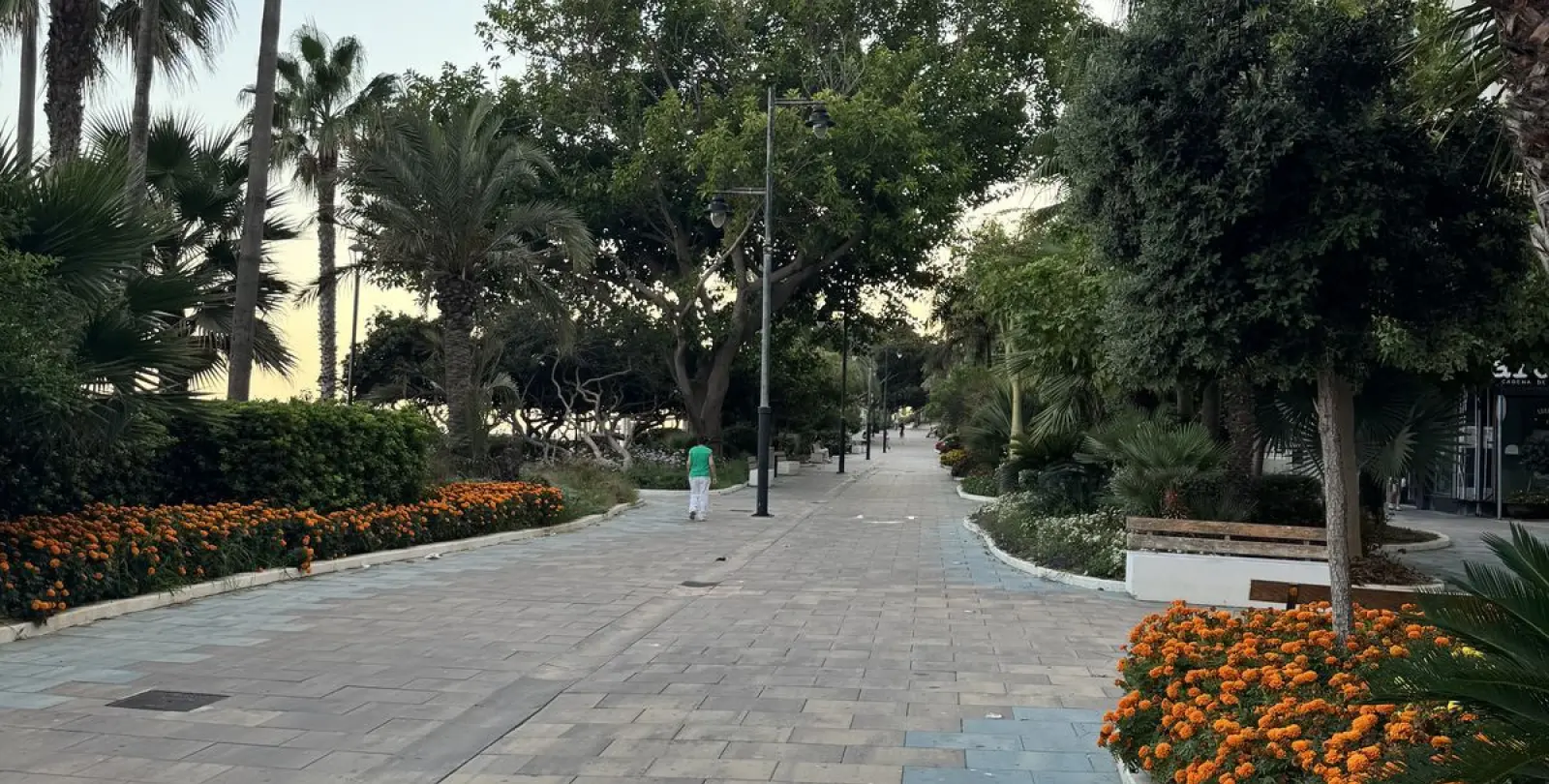 Venta de apartamento en planta media en Estepona 22