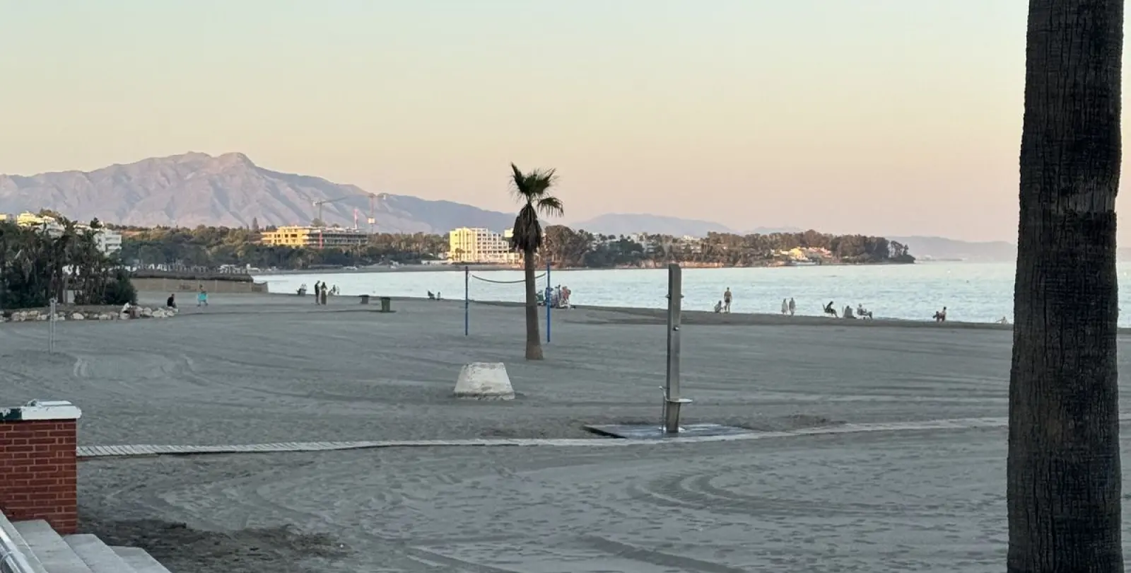 Venta de apartamento en planta media en Estepona 28