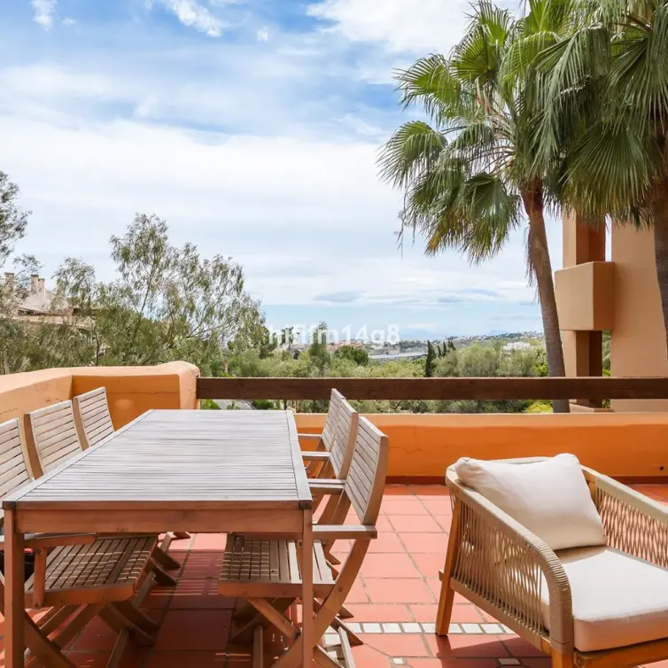 Venta de apartamento en planta media en Benahavís