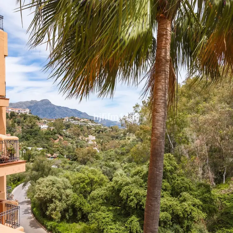 Venta de apartamento en planta media en Benahavís