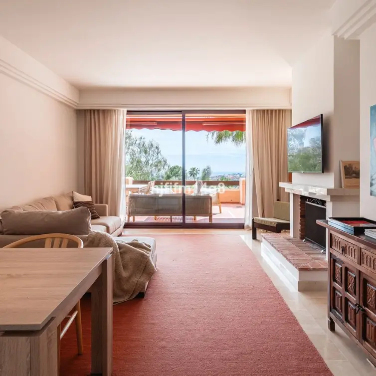 Venta de apartamento en planta media en Benahavís