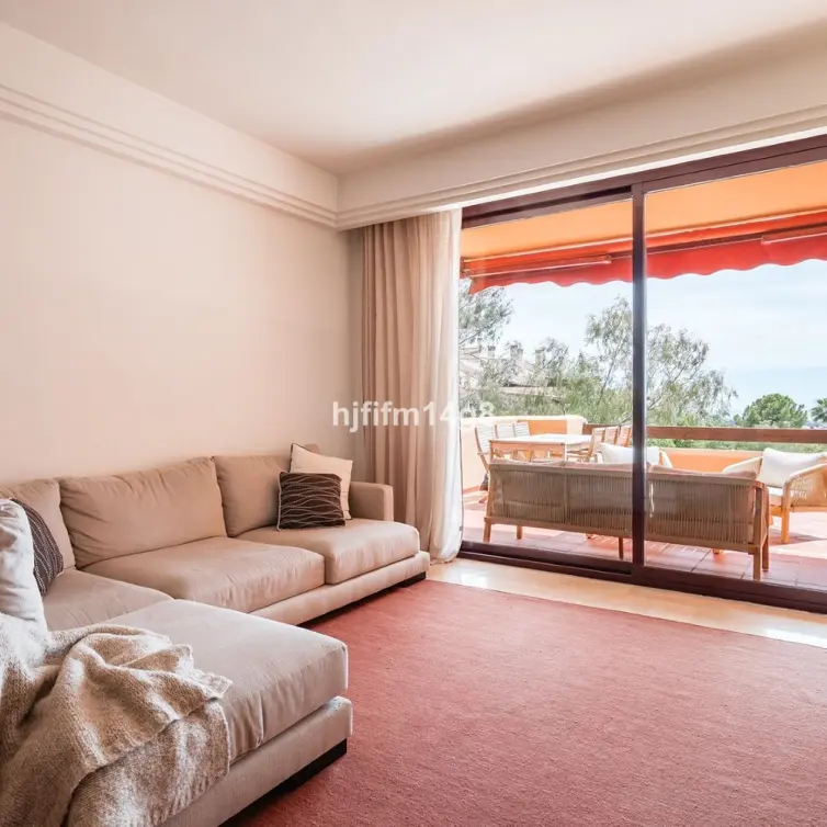 Venta de apartamento en planta media en Benahavís