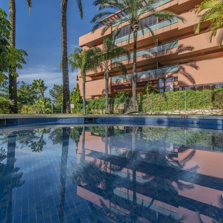 Venta de apartamento en planta media en New Golden Mile