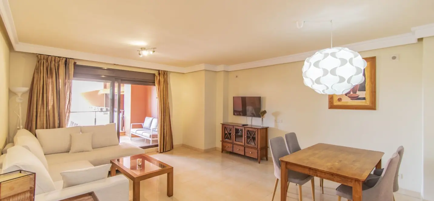 Продажа апартаментов на среднем этаже в New Golden Mile 1