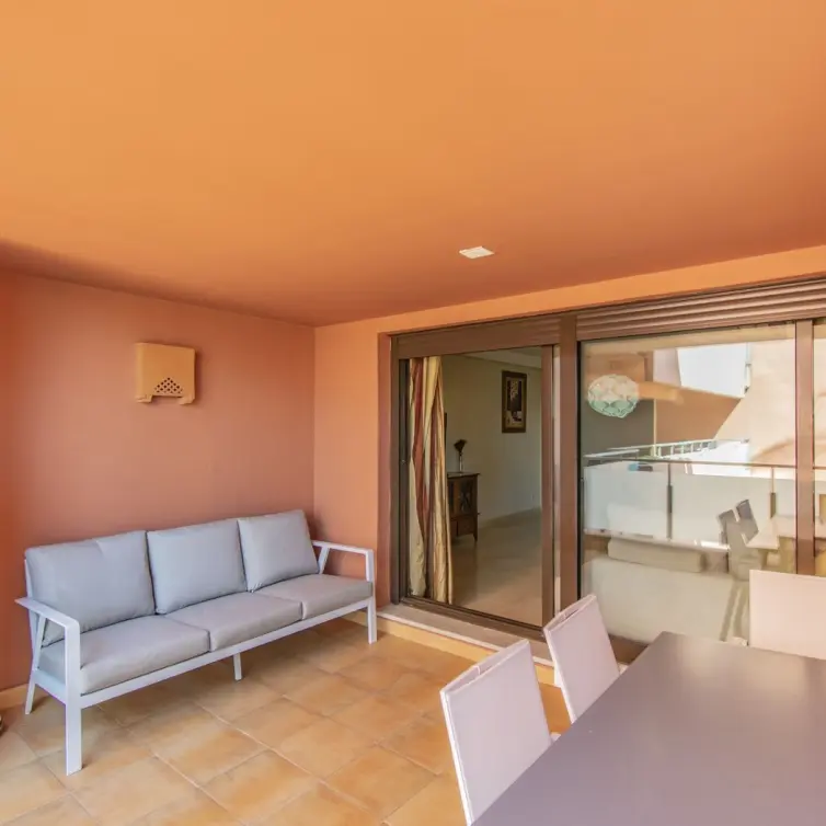 Venta de apartamento en planta media en New Golden Mile