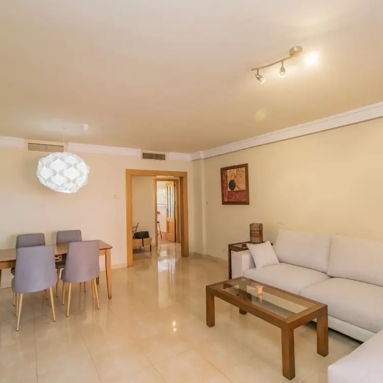 Venta de apartamento en planta media en New Golden Mile