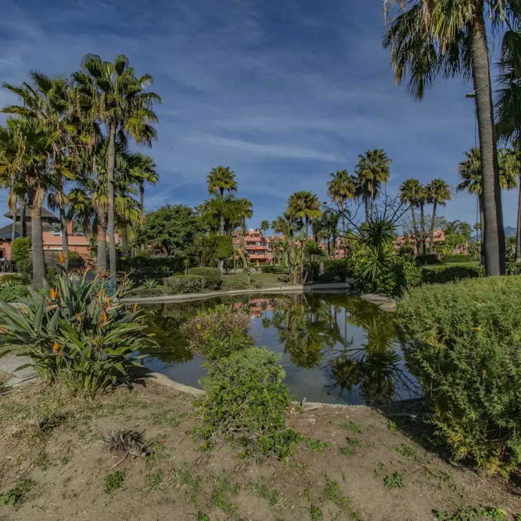 Venta de apartamento en planta media en New Golden Mile